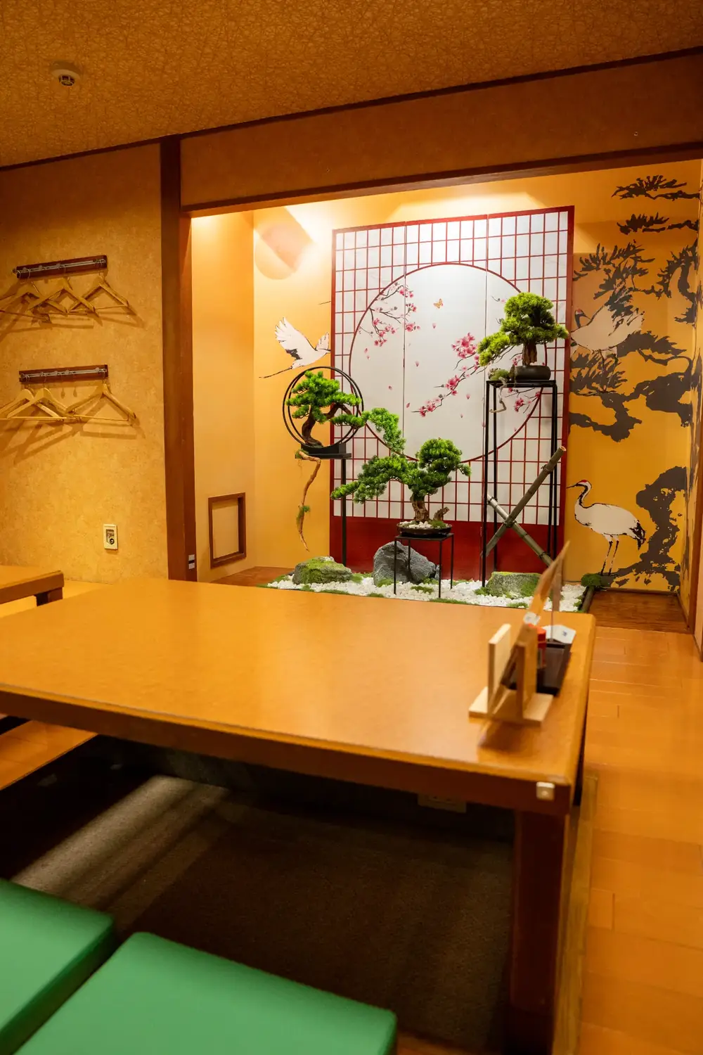 丸窓の盆栽と鶴