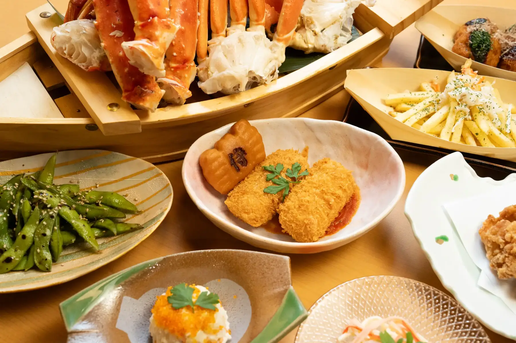 蟹の舟盛りと料理が並ぶ宴の卓