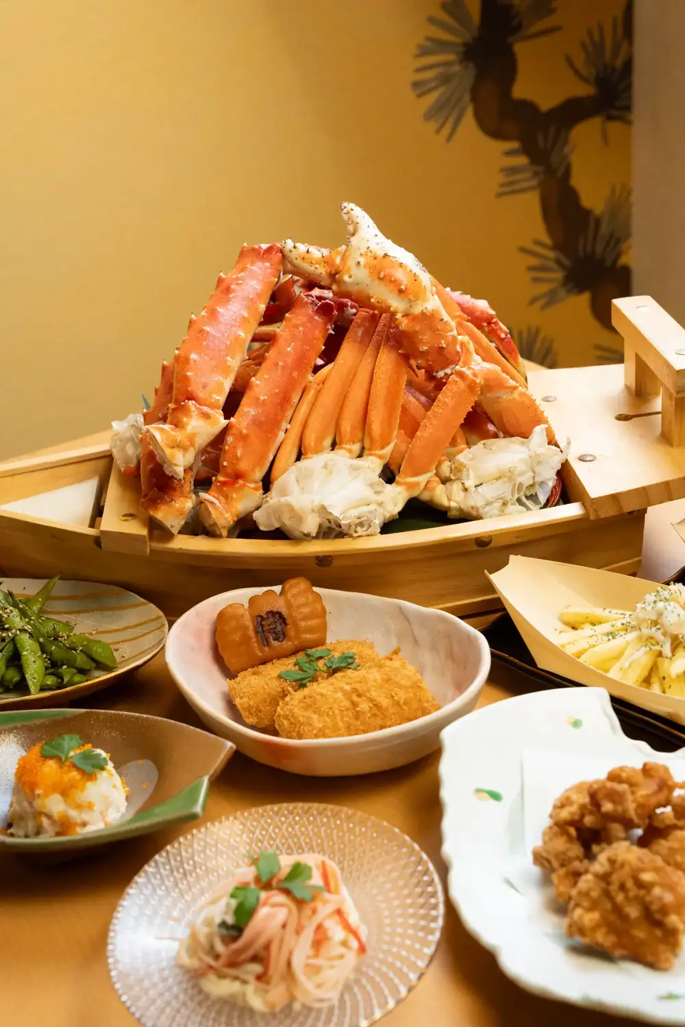 蟹と料理が並ぶ宴の卓